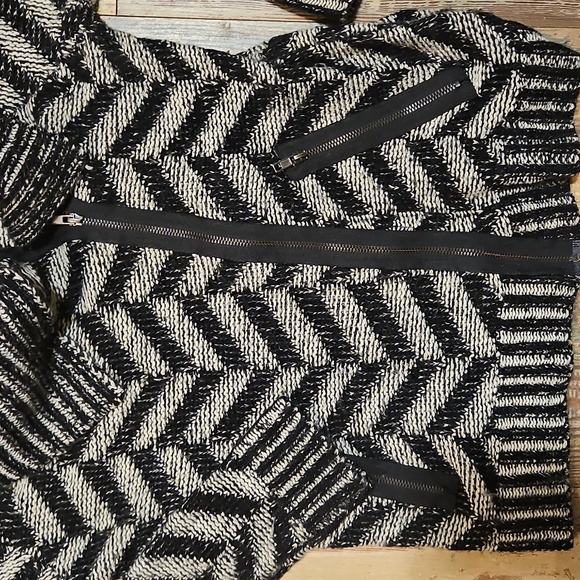 Paper Crane Monochrome Chevron Knit Sweater - Picture 2 of 7